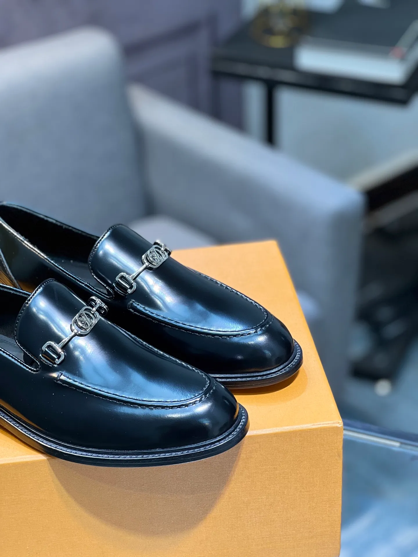Men's shoes 💰1020 LV top luxury brand, high-quality men's business formal leather shoes, imported genuine leather soles! Customized imported leather, the first layer of open-edge beaded lacquered cowhide, the texture is incomparable, the imported cowhide lining, high-end high-end shoes, don't miss it! size:39-44 (Male 38 45 46 customized)